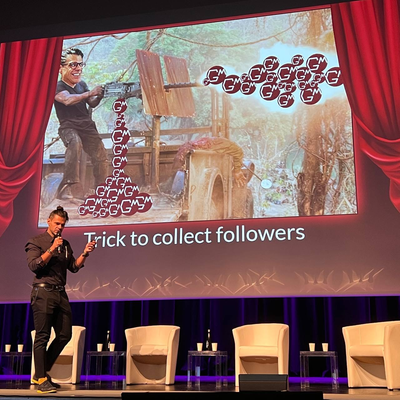 Геннадий с микрофоном на сцене, на экране слайд «Trick to collect followers»
